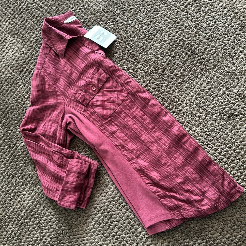Super cute flattering plaid 3/4 length sleeve top!